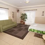 לינה וארוחת בוקר Mewa 3*